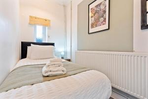 Gallery image of Yasmins Cosy 3 Bed Home - Brand New, FREE Parking - Hosted by Stay Host Save in Abertillery