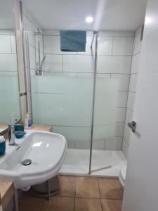 Koupelna v ubytování Moderne Penthouse-Whg am Hafen von Cala d'Or / WLAN, Klimaanlage, Pool