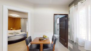 a bedroom with a bed and a table and chairs at אחוזת ריצ'מונד של רשת לב הגולן - 3 סוויטות מהממות בחד נס ליד הכנרת עם בריכה משותפת מחוממת ומקורה in Had Nes +31 photos
