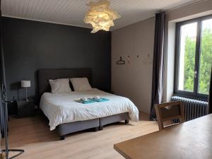 Ένα ή περισσότερα κρεβάτια σε δωμάτιο στο Maison spacieuse avec piscine sans vis à vis 8 pers