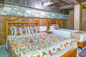 Postel nebo postele na pokoji v ubytování Atax Cave House