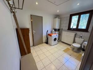 Un baño con inodoro y lavadora. en Gîte Epis du Moulin, en Étinehem 106 fotos más