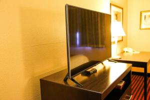 TV a/nebo společenská místnost v ubytování Americas Best Value Inn & Suites-Forest Grove/Hillsboro