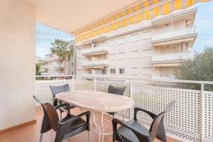 a patio with a table and chairs on a balcony at Apartamento En Canet in Canet de Berenguer