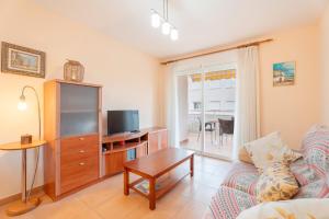 a living room with a couch and a tv at Apartamento En Canet in Canet de Berenguer
