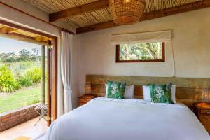 une chambre avec un lit et une grande fenêtre dans l'établissement Goodluck Homestead, à Stanford