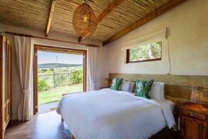 une chambre avec un grand lit et une grande fenêtre dans l'établissement Goodluck Homestead, à Stanford