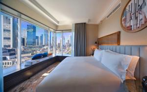 Postel nebo postele na pokoji v ubytování Hilton Frankfurt City Centre