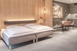 Un pat sau paturi într-o cameră la Four Points Flex by Sheraton Vejle