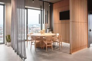 Un televizor și/sau centru de divertisment la Four Points Flex by Sheraton Vejle