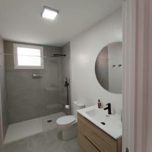 Ένα μπάνιο στο Spacious chalet on golf course
