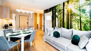 Una sala de estar con un sofá blanco y una mesa. en Osada, Sun & Snow, en Szklarska Poręba