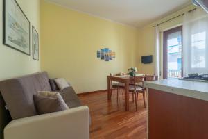 A seating area at Apartments via Spano