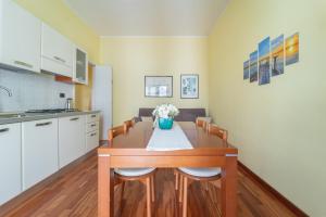 A kitchen or kitchenette at Apartments via Spano
