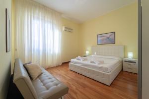 A bed or beds in a room at Apartments via Spano