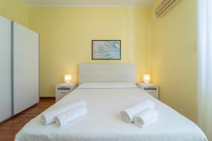 A bed or beds in a room at Apartments via Spano