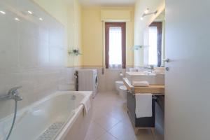 A bathroom at Apartments via Spano