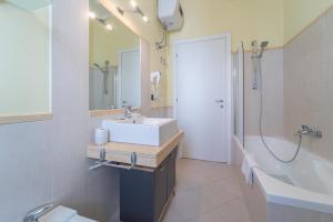 A bathroom at Apartments via Spano
