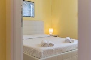 A bed or beds in a room at Apartments via Spano