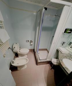 Bilik mandi di Hotel Verri