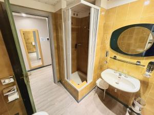 Bilik mandi di Hotel Verri