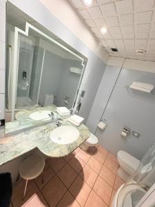 Bilik mandi di Hotel Verri