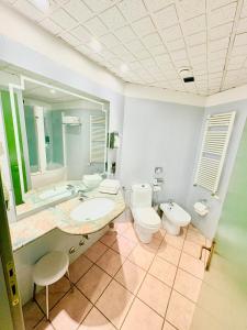 Bilik mandi di Hotel Verri