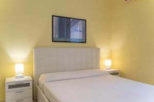 A bed or beds in a room at Apartments via Spano