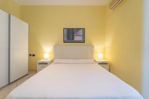 A bed or beds in a room at Apartments via Spano