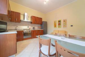 A kitchen or kitchenette at Apartments via Spano