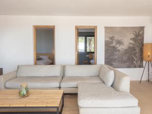 ein Wohnzimmer mit einer Couch und einem Couchtisch in der Unterkunft Villa Calina prime location sea views in Son Bou