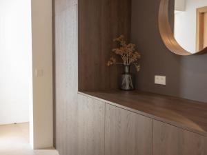 eine Vase mit Blumen auf einem Regal in einem Raum in der Unterkunft Villa Calina prime location sea views in Son Bou + 38 Fotos