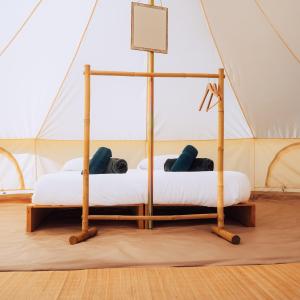 ルマンにあるSilver - Glampingのテント内のベッド1台(サイン付)