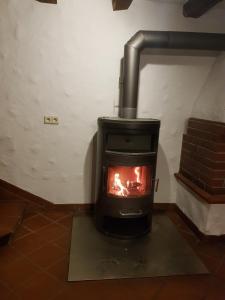einen Herd in einem Raum mit Kamin in der Unterkunft Ferienhaus Alte Wagnerei Steinatal - Ühlingen-Birkendorf in Ühlingen-Birkendorf + 11 Fotos