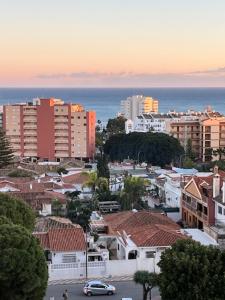widok na miasto z budynkami i ocean w obiekcie Apartamento Familiar w mieście Benalmádena