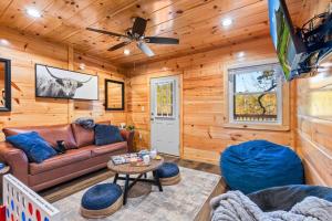 ピジョン・フォージにあるDollywood Delights by Ghosal Luxury Lodgingのソファと天井ファンのあるリビングルーム