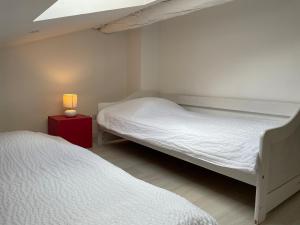 Ένα ή περισσότερα κρεβάτια σε δωμάτιο στο Apartment Montmerle centre, 10 minutes Belleville