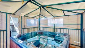 a blue tub in a room with a tent at אחוזת ריצ'מונד של רשת לב הגולן - 3 סוויטות מהממות בחד נס ליד הכנרת עם בריכה משותפת מחוממת ומקורה in Had Nes