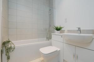 Et badeværelse på StarHost Residences - Spacious 2-bed Apartment in Newbury + 20 billeder