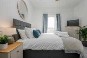 En eller flere senge i et værelse på StarHost Residences - Spacious 2-bed Apartment in Newbury