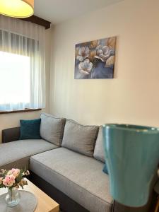 un salon avec un canapé et une table dans l'établissement Zgonjanin Wellness&Spa, à Zlatibor