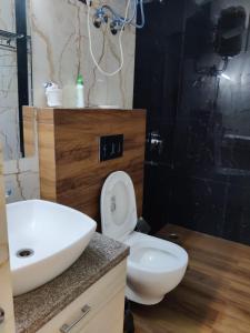 Koupelna v ubytování A7 Resorts 3 BHK Luxury Villa Pool Snooker Waterfall Bonfire River