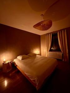 Ένα ή περισσότερα κρεβάτια σε δωμάτιο στο Le Hourmigué maison avec jacuzzi à 15mn de Luchon