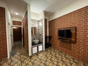TV a/nebo společenská místnost v ubytování Red Bricks Inn