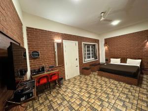 TV a/nebo společenská místnost v ubytování Red Bricks Inn