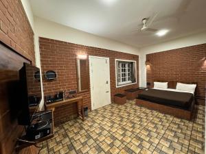 TV a/nebo společenská místnost v ubytování Red Bricks Inn
