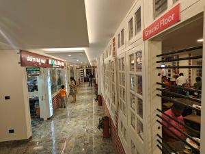 Supermarket nebo jiné obchody v  hotelu nebo okolí