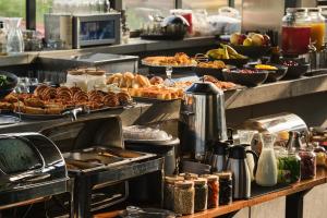 ein Buffet mit vielen verschiedenen Speisen in der Unterkunft Sapiens Hotel in Taschkent
