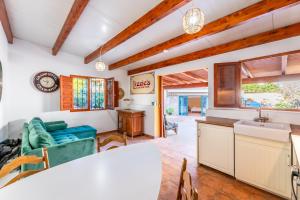 Ruang duduk di VB Aurora Andalusian Villa