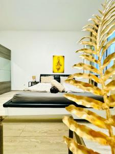 ウィーンにあるComfy 3BR in a Shared Apt, 10Min to FAC Platzのベッドルーム1室(ベッド1台、大きな植物付)